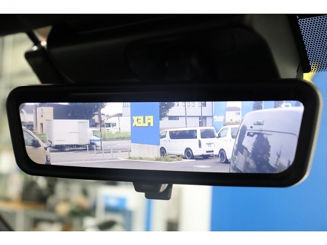 メーカーオプションのデジタルインナーミラーも完備！