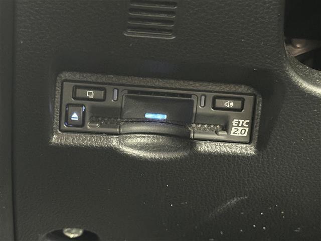 【ETC】有料道路を利用する際に料金所で停止することなく通過できる、ETC車載器（ノンストップ自動料金収受システム機器）が装備されています。セットアップを行うことで利用可能になります。