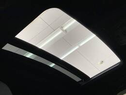 【サンルーフ】人気メーカーオプション。開放感溢れる車内を演出します☆
