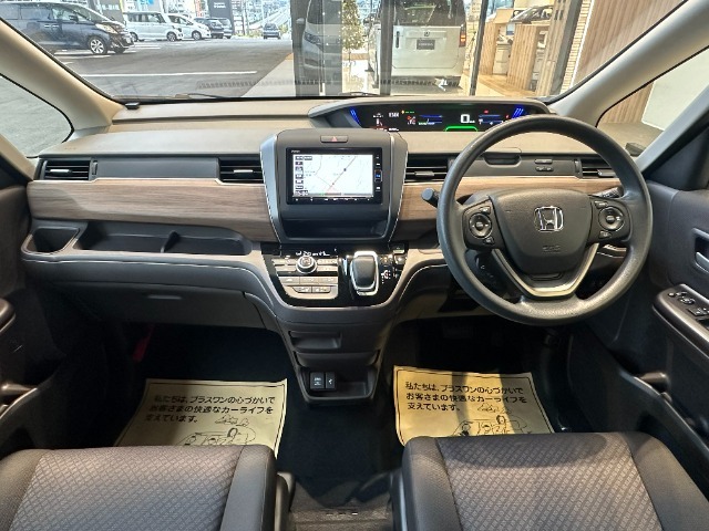 当社の中古車は、フロアマット付きで販売しておりません。中古車という特性上匂いや見栄えなどの状態が左右される為です。純正、社外の新品マットをご検討いただけます。予め得ご了承下さい。