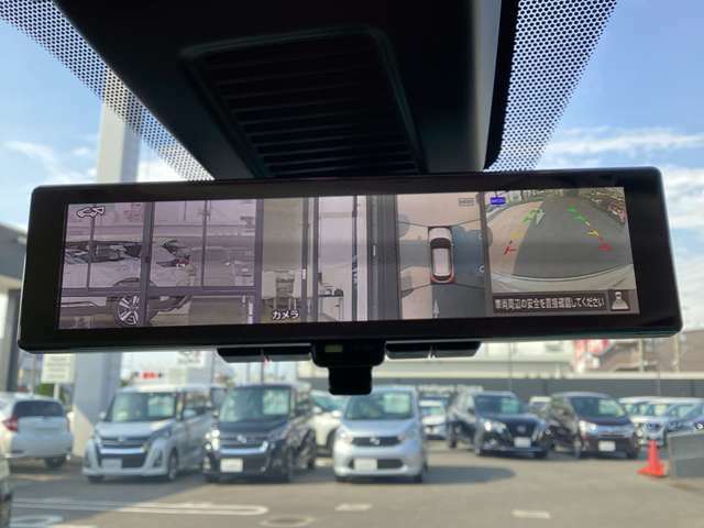 スマートルームミラーは、車両後方に設置されたカメラの映像を、ルームミラーに映し出すことで、死角をなくし、安全性を向上させることができます。また、夜間や雨天時でも、クリアな映像を映し出すことができます。