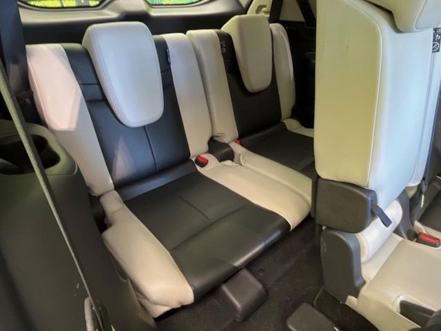 床下収納式のサードシートです。座席部分をコンパクトに収納でき、広大な荷室スペースとしてお使いいただけます！乗車人数や荷物の量など利用シーンに合わせて3列目を有効活用でき、とっても便利♪