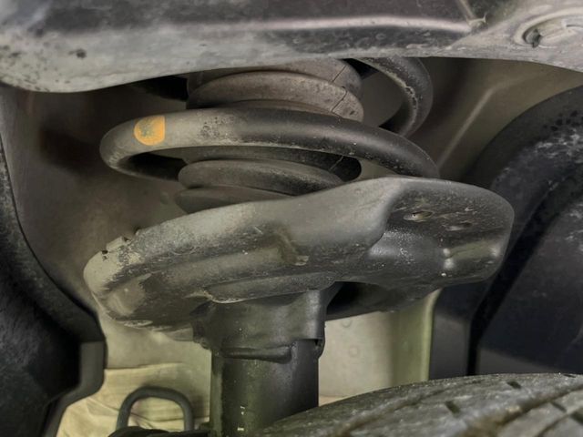 お車を安心してお乗りいただく為には、足回りの定期点検が欠かせません。サービスサポート（有償保証）では無料点検もご提供しており、安心のカーライフをお過ごしいただけるサポート体制が整っています。