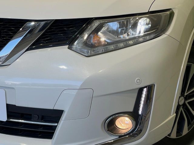 【LEDヘッドライト】悪天候や夜間走行時も良好な視界を確保し安心して運転できる高輝度LEDヘッドライトを装備！点灯速度が早く、消費電力も抑えられています。