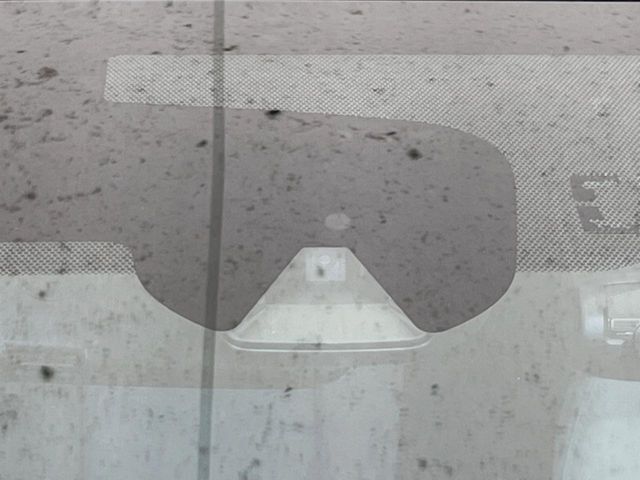 【エマージェンシーブレーキ】走行中に前方の車両等を認識し、衝突しそうな時は警報とブレーキで衝突回避と被害軽減をアシスト。より安全にドライブをお楽しみいただけます。
