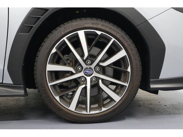 245/45R18インチタイヤを装着。偏摩耗やヒビ、割れも無く状態は良好！