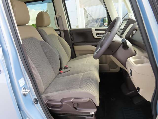 誰が運転をするときも、適したドライビングポジションに。簡単にシートの高さが調節できるので安心して運転して頂けます。