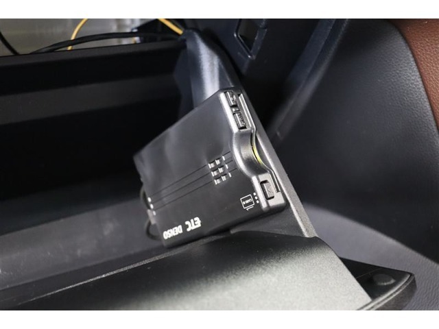 高速道路走行の料金所をノンストップで通過できるETCを装備！※ ETCカードのお申し込みも当社にお任せ下さい！