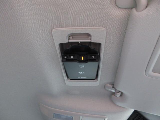 ETC車載機は専用ボックスにてバイザー裏に隠れて装着されております。トップシーリング（天井）の状態もご覧ください。きれいな状態となっております。