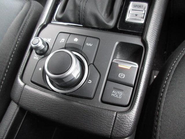 マツダコネクトを操作するコマンダーコントロールです。運転中に自然と手の触れる位置に配置されています。