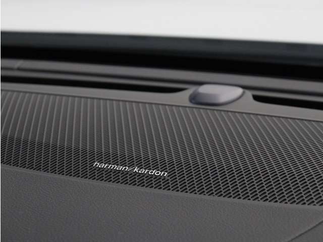 【harman/kardon】世界のオーディオファン垂涎のプレミアムサウンドシステムを搭載。原音に近い音場空間を忠実に再現。乗る人すべてに最良の音響体験を提供します。