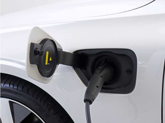 専用コードを接続するだけで簡単に充電が行えます。プラグインハイブリッドモデルT6 AWD PHEVは、走行中の充電のほか、自宅などに設置された充電機器からの充電が可能です。