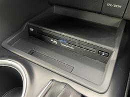 【CD・DVDデッキ】CD・DVDデッキが搭載されています！TV(フルセグ)機能もあり、長距離で退屈しがちな車内も快適に過ごせます！