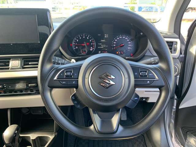 シンプルな運転席で、運転は軽いハンドル回しで軽快なドライブを楽しめます！