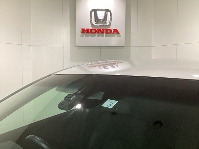 Honda SENSING装着車です。衝突を予測してブレーキをかけたり、前のクルマにちょうどいい距離で走行できる多彩な安心・快適機能を搭載した先進の安全運転支援システムがドライバーをサポートします。