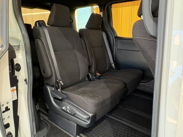 セカンドシートは大人二人が乗っても十分なスペースがしっかりと確保されております。前のオーナーがしっかりと管理されているお車で綺麗な状態がキープされております。