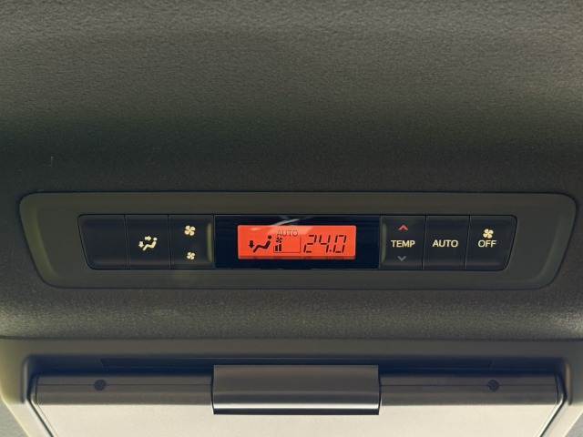 【後席オートエアコン】運転席助手席のみならず後席に乗る人への配慮がなされていますので多人数でのドライブも快適ですね。