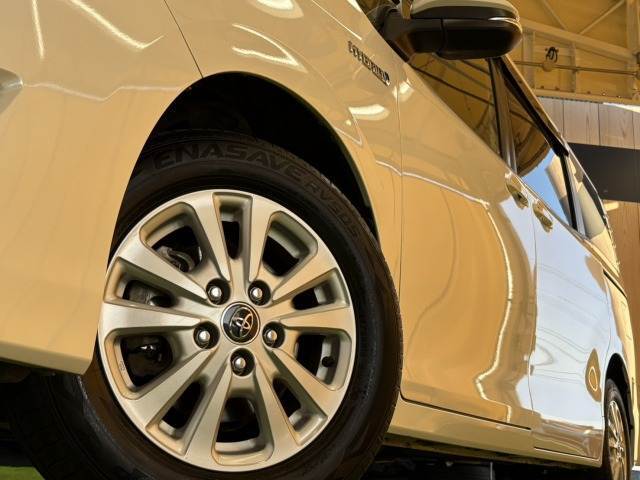 【純正アルミホイール】を装備しております。バランスのとれたアルミホイールは高速走行も安定性が高くなっております。