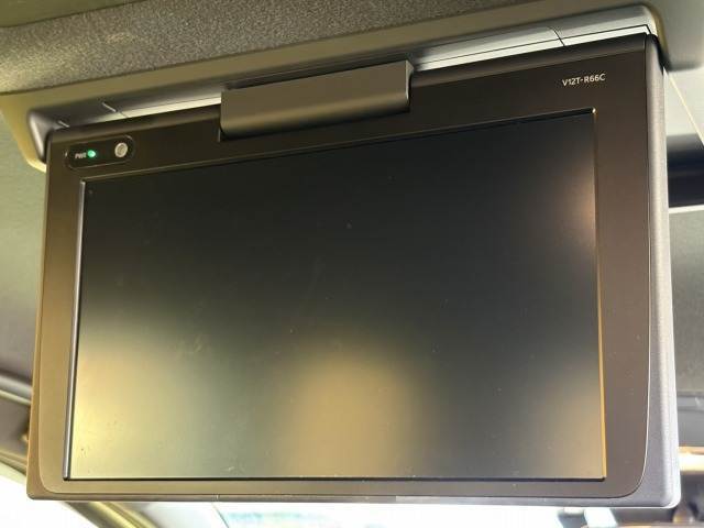 【後席モニター】家族や仲間とのドライブもこのモニターさえあれば長距離ドライブも盛り上がりますね。