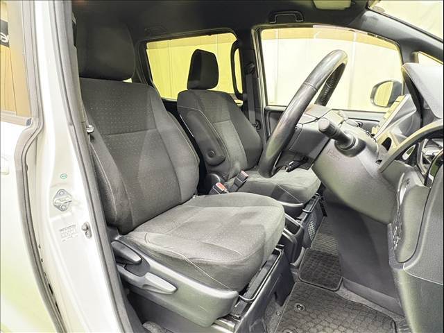 アイポイントも高く見渡しの良い視界を確保しています。長距離のドライブでも疲れにくく快適に運転できます。