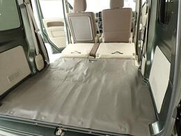 リヤシートを格納すると　ほぼフラットな広々荷室に早変わり☆