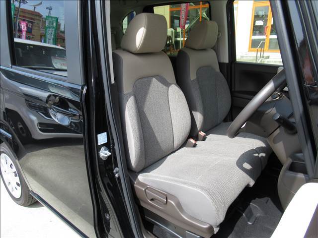 運転席シートは使用感が少なく、良好な状態になっております。前オーナーが綺麗に使っていたのがわかりますね。