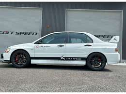 サイドデカールがスポーティーさを際立たせます！