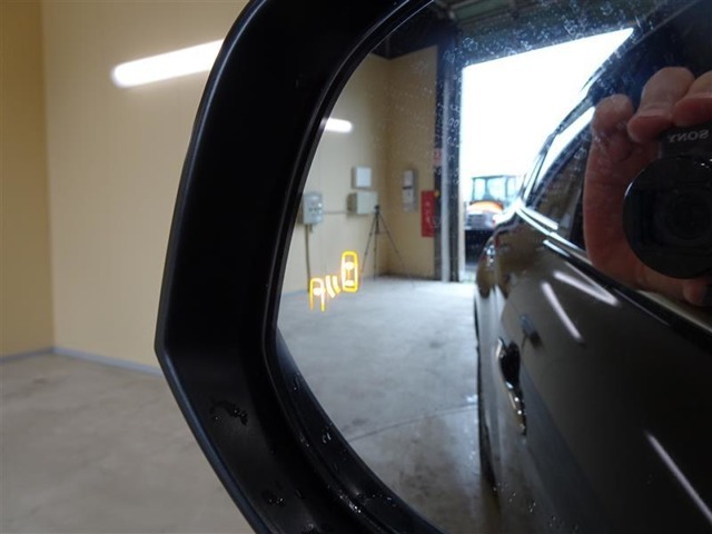 【ブラインドスポットモニター（BMS）】車線変更時の後方確認をアシスト！　隣の車線を走る車両をレーダーで検知し、ドアミラーでは確認しづらい死角エリアをカバーします。