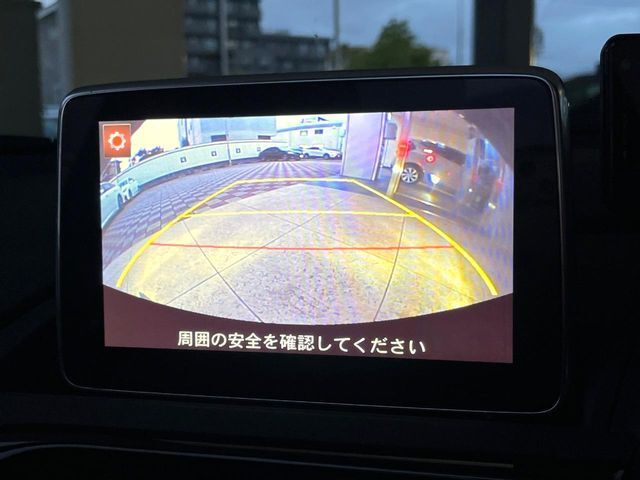 【バックカメラ】駐車時に後方がリアルタイム映像で確認できます。大型商業施設や立体駐車場での駐車時や、夜間のバック時に大活躍！運転スキルに関わらず、今や必須となった装備のひとつです！