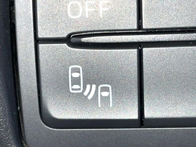 【ブラインドスポットモニタリング】走行中、ドアミラーの死角になりやすい箇所に後続車が接近するとサイドミラー付近に警告を表示、ドライバーに注意喚起をしてくれます。