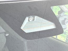 【スズキ　セーフティサポート】走行中に前方の車両等を認識し、衝突しそうな時は警報とブレーキで衝突回避と被害軽減をアシスト。より安全にドライブをお楽しみいただけます。