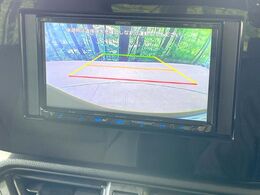【バックカメラ】駐車時に後方がリアルタイム映像で確認できます。大型商業施設や立体駐車場での駐車時や、夜間のバック時に大活躍！運転スキルに関わらず、今や必須となった装備のひとつです！