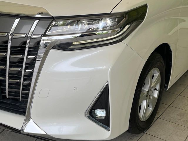 【LEDヘッドライト】悪天候や夜間走行時も良好な視界を確保し安心して運転できる高輝度LEDヘッドライトを装備！点灯速度が早く、消費電力も抑えられています。