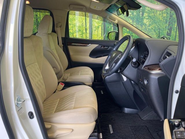 運転席シート廻りは使用感も少なく、良好な状態となっています。前オーナー様が丁寧に使っていたことがよくわかりますね。