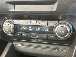 【左右独立型フルオートエアコン】運転席と助手席でそれぞれお好みの温度に設定可能。同乗者にも配慮した、快適な空調をお届け致します。