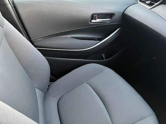 このお車の取扱説明書とナビの説明書、整備記録簿（メンテナンスノート）が積込まれています。整備記録簿は、このお車の過去の整備記録が記されていますので、今までの点検・車検等の内容がよくわかります！