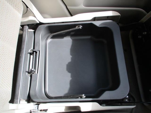 助手席下収納BOX付。収納BOXは持ち運び出来ます。