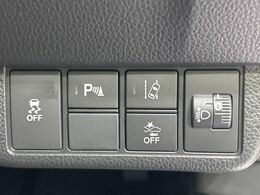 【ホンダセンシング】走行中に前方の車両等を認識し、衝突しそうな時は警報とブレーキで衝突回避と被害軽減をアシスト。より安全にドライブをお楽しみいただけます。