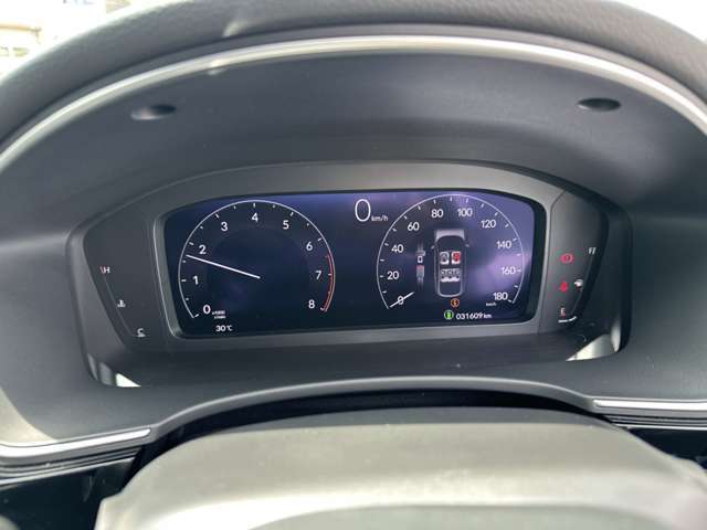 視線移動が少なく、疲れにくいセンターメーターをはじめ、運転に必要な機能をインパネ中心部にまとめた使いやすさを考えられた運転席まわりです。