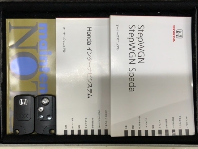 スマートキーは鍵をバッグに入れたままでもドアロックの開閉やエンジンのON・OFFができます。夜間や雨の日も鍵を探さなくて良いので便利です。