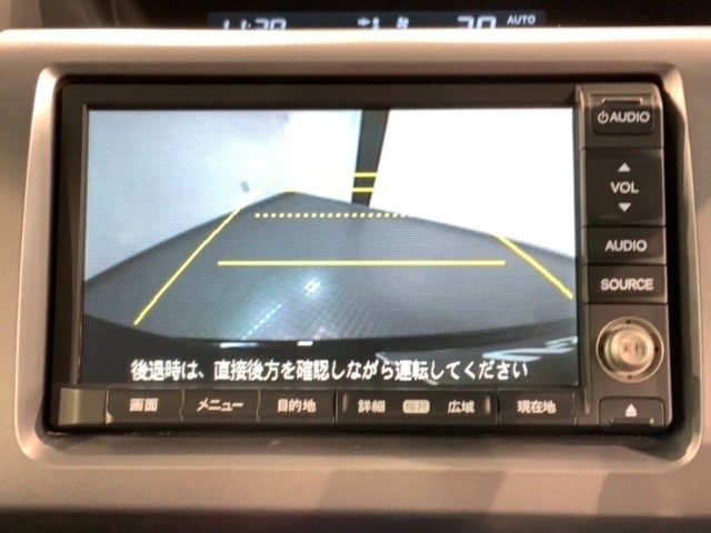 リバースギアに入れるだけで後方の表示へ切り替わります。夜間や雨の日の駐車も楽になりますよ。