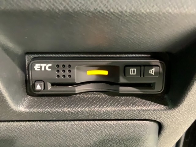 いまや快適なカーライフに欠かせないETCが付いています。