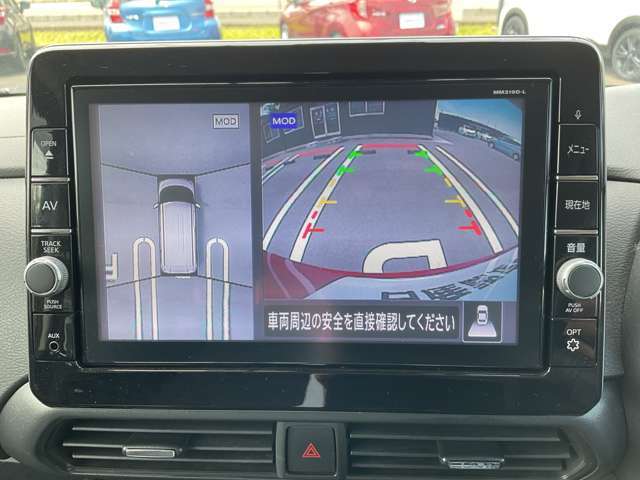 空から見ているような視点で周囲が確認できるアラウンドビューモニター、見下す映像によって縦列駐車もラクラク、ビュー切り替えで後方や左サイドの死角もこわくない！もちろんナビ画面への表示もできます。