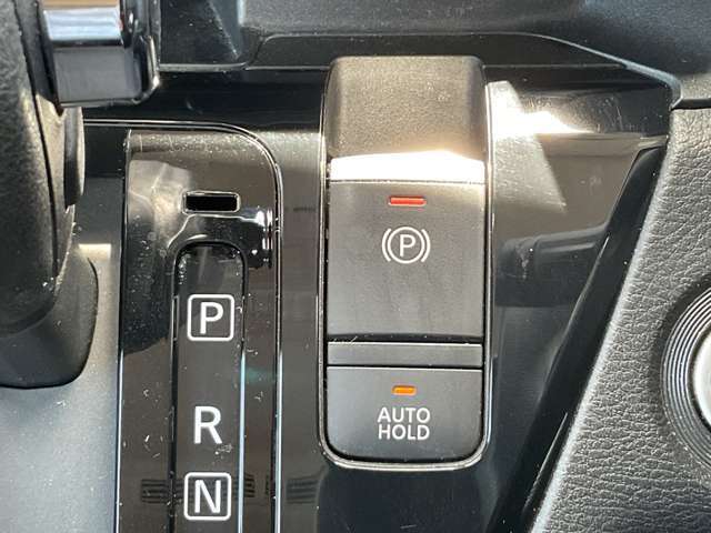 オートブレーキホールド機能は、運転者のブレーキ操作によって停車した際に、自動的にブレーキ力を保持する機能です。