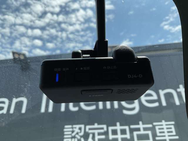日産純正ドライブレコーダはオールインワンタイプ、フルハイビジョン録画対応で高精細な映像を記録できます。記録した映像は、ナビゲーションでその場で確認できます。