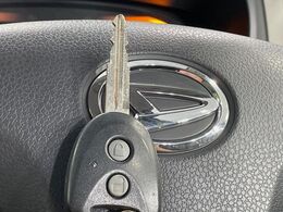 【キーレス】少し離れた場所からでもボタン一つでドアの開錠・施錠ができるのでとっても便利！ドアの鍵穴周りに傷をつけることもありません♪