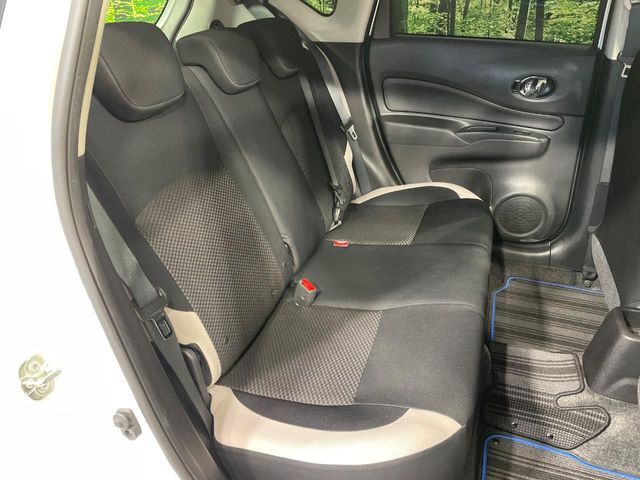 後部座席も気になるようなキズ・汚れやへたり等、大きなダメージはなく、良好な状態です。