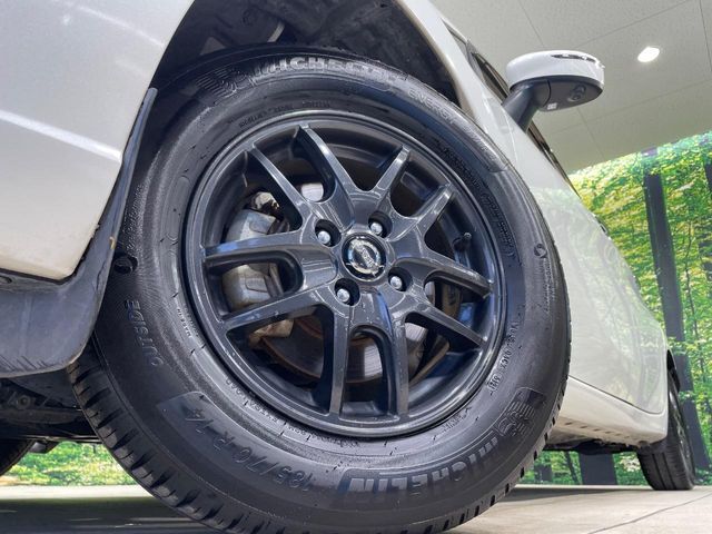 【純正オプション14インチアルミホイール】純正オプションホイールを装着。走行性能の向上に加え、外観もよりスタイリッシュになっています。