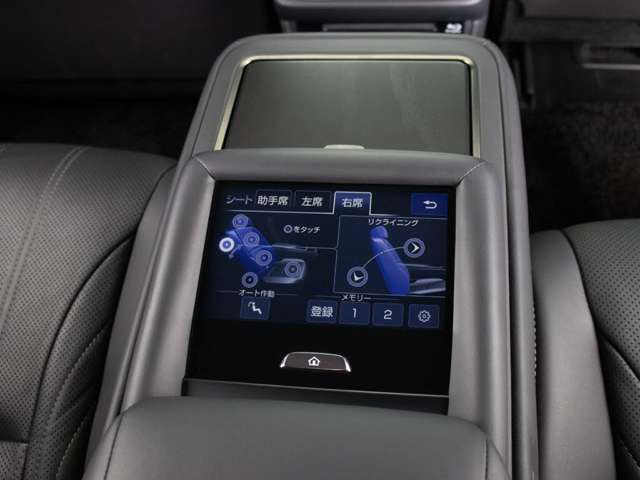 ★後席もVIP装備！後席センターコンソールの画像です！こちらのお車には、後席にもパワーシートが装備されています！更にオーディオなども後席から操作出来るなど豪華！ゲストに喜んで頂ける装備ですね！