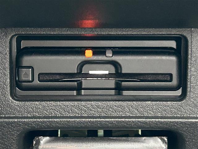 【ETC】有料道路を利用する際に料金所で停止することなく通過できる、ETC車載器（ノンストップ自動料金収受システム機器）が装備されています。セットアップを行うことで利用可能になります。